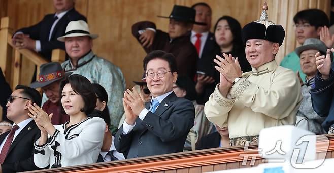몽골을 국빈 방문 중인 이재명 대통령과 김혜경 여사가 11일(현지시간) 울란바타르 국립 체육경기장에서 열린 나담축제 개막식에서 오흐나 후렐수흐 몽골 대통령과 함께 공연을 관람한 뒤 박수를 치고 있다. 2026.7.11 ⓒ 뉴스1 이재명 기자