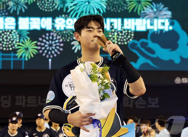 11일 서울 송파구 잠실야구장에서 열린 ‘2026 신한 SOL KBO 올스타전’에서 10대2 승리를 거둔 나눔팀 한화 허인서가 MVP에 선정된 뒤 트로피에 키스를 하고 있다. 8번 포수로 선발 출장해 5타수 4안타 1타점 1득점을 기록한 허인서는 총 26표 중 13표를 득표해 팀 동료인 문현빈(10표)를 제치고 ‘미스터 올스타’에 선정됐다. 2026.7.11 ⓒ 뉴스1 김진환 기자