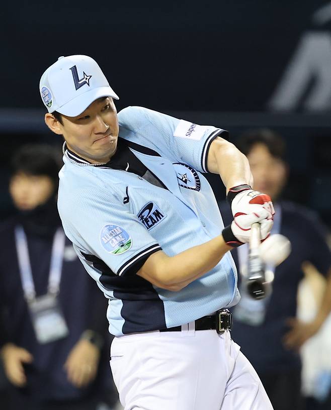 10일 서울 잠실야구장에서 열린 2026 KBO 퓨처스 올스타전 홈런 더비에서 SSG 랜더스 오태곤이 타격하고 있다. 사진 | 잠실=연합뉴스
