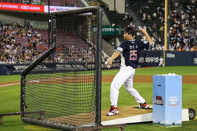 KIA 한준수가 10일 잠실구장에서 열린 2026 KBO 올스타 홈런더비에서 한화 강백호에게 공을 던져주고 있다. 사진 | KIA 타이거즈