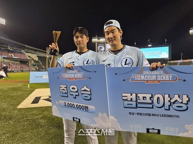 SSG 조형우와 오태곤이 10일 잠실구장에서 열린 2026 KBO 올스타 홈런더비를 마친 후 포즈를 취했다. 잠실 | 김동영 기자 raining99@sportsseoul.com