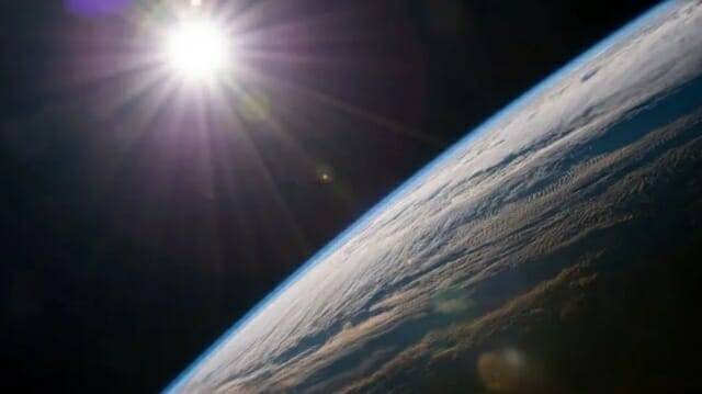 태양이 지구 지평선 위로 빛나고 있는 모습 (출처= NASA)