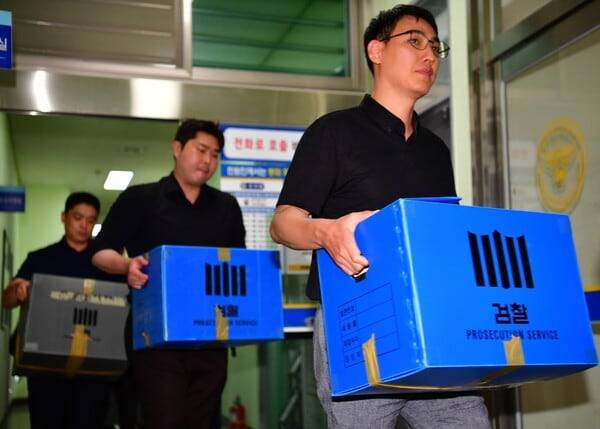 지난 7일 광주지검 수사관들이 장윤기(23) 여고생 살인사건을 수사한 전남광주 광산경찰서 압수수색을 하고 있다. /뉴시스