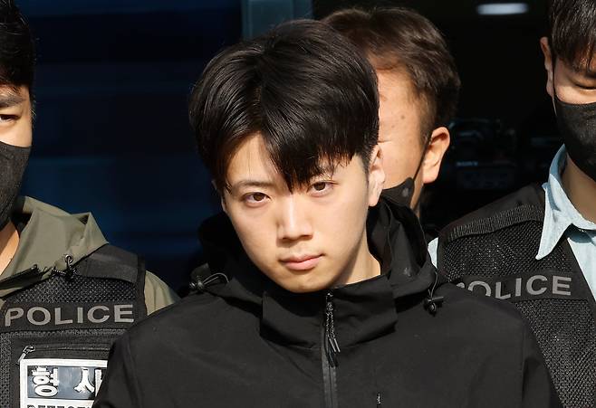 지난 5월 전남광주에서 10대 여고생을 살해한 장윤기 씨가 검찰로 송치되고 있다. /뉴스1