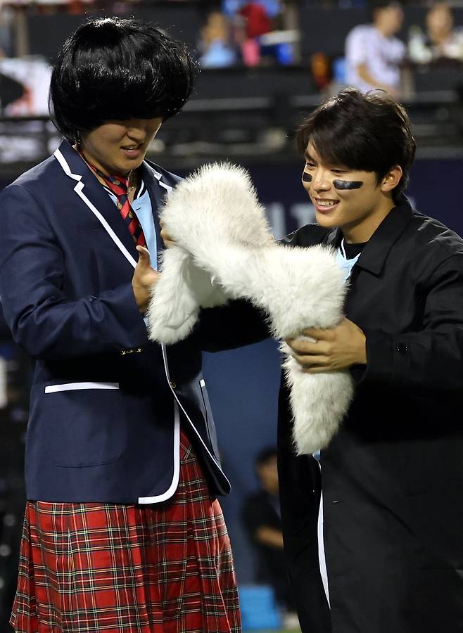 11일 오후 서울 잠실야구장에서 열린 2026 신한 SOL KBO 리그 올스타전에서 7회말 드림 올스타의 공격, 정준재(오른쪽) 팀 동료 김건우와  꽃보다 남자 퍼포먼스를 하고 있다. /뉴시스