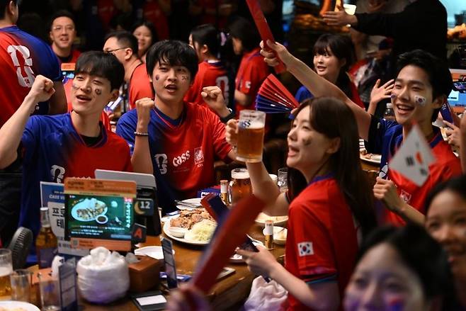카스 뷰잉펍 현장에서 소비자들이 대한민국 축구국가대표팀 경기를 함께 관람하고 있다. 오비맥주 제공