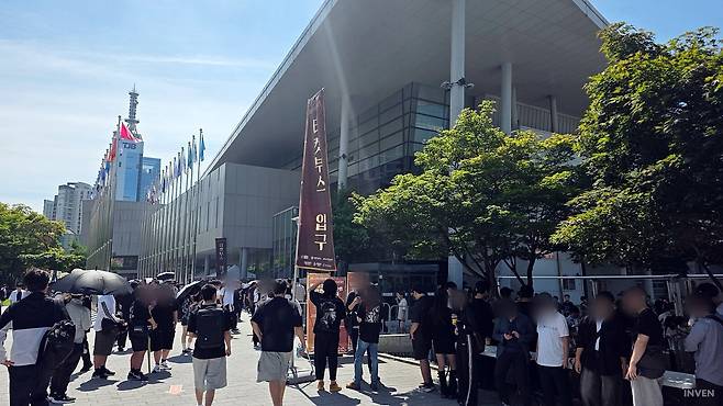 정말 뜨겁고 습한 날씨였지만, 팬들의 열기를 막을 순 없었습니다. ©INVEN