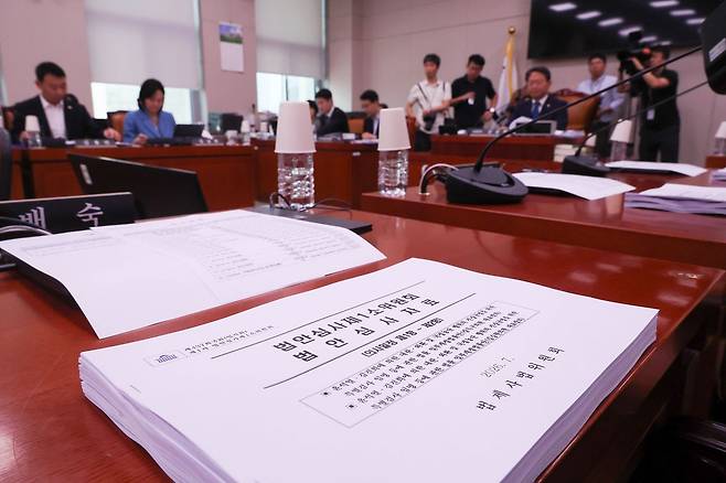 같은날 국회 법제사법위원회는 법안심사 제1소위원회를 열어 검찰의 보완 수사권 폐지를 골자로 하는 형사소송법 개정안을 비롯한 법안 심사에 착수했다. 임현동 기자