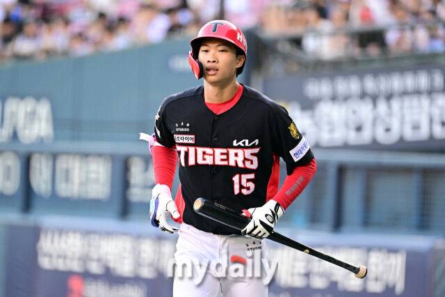2026년 6월 26일 오후 서울 잠실구장에서 열린 '2026 신한 SOL KBO리그' KIA 타이거즈와 두산 베어스 경기. KIA 박재현이 1회초 선두타자로 나와 1루수 직선타로 아웃된 뒤 아쉬워하고 있다./마이데일리