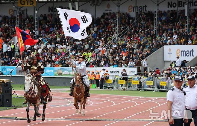[울란바타르=뉴시스] 조성봉 기자 = 11일(현지 시간) 몽골 울란바타르 국립체육경기장에서 열린 나담축제 개막식에서 태극기 공연이 펼쳐지고 있다. 2026.07.11. suncho21@newsis.com