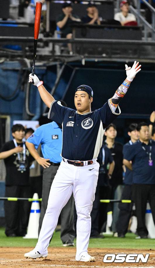 [OSEN=잠실, 최규한 기자] 10일 서울 잠실야구장에서 ‘2026 신한 SOL KBO 올스타 프라이데이’가 열렸다.올스타 프라이데이인 오늘(10일)은 '넥스트레벨 매치'가 가장 먼저 열리고, 이어 북부리그와 남부리그가 맞붙는 퓨처스 올스타전이 펼쳐졌다. 경기 종료 후에는 팬 투표로 선정된 거포 8명이 출전하는 홈런 더비가 진행됐다.한화 강백호가 홈런을 날린 뒤 기뻐하고 있다. 2026.07.10 / dreamer@osen.co.kr