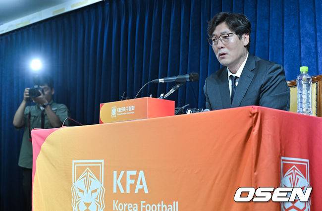 [OSEN=박준형 기자] 8일 오전 서울 종로구 축구구회관에서 이임생 기술이사 주재로 홍명보 축구대표팀 차기 감독 내정 관련 브리핑이 진행됐다. 대한축구협회는 지난 7일 차기 국가대표팀 감독으로 홍명보 프로축구 K리그1 울산 HD 감독을 내정했다. 난 2013년부터 2014년까지 대표팀을 이끌면서 2014 국제축구연맹(FIFA) 브라질 월드컵에 나섰던 홍 감독은 10년 만에 대표팀 감독으로 복귀하게 됐다.이임생 이사가 질문에 답하고 있다. 2024.07.08 / soul1014@osen.co.kr