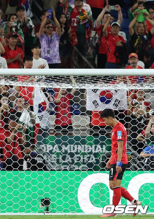 [OSEN=몬테레이(멕시코), 이대선 기자] 홍명보 감독이 이끄는 대한민국 축구대표팀은 25일(이하 한국시간) 오전 10시 멕시코 몬테레이 스타디움에서 개최된 2026 국제축구연맹(FIFA) 북중미 월드컵 조별리그 A조 최종전에서 남아프리카공화국에게 0-1 충격패를 당했다. 1승2패가 된 한국은 A조 3위로 밀리며 32강 자력진출에 실패했다. 한국은 나머지 조들의 상황을 따져보고 32강에 진출할 가능성은 남아있다.경기 종료 후 대한민국 손흥민이 관중석을 향해 인사를 하고 있다. 2026.06.25 /sunday@osen.co.kr