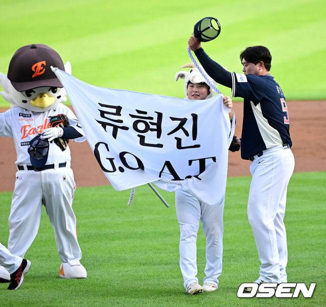 [OSEN=잠실, 지형준 기자] 11일 서울 잠실야구장에서 ‘2026 신한 SOL KBO 올스타전’이 진행됐다.1982년 개장 이후 마지막 잠실 올스타전에서 양의지, 류현진 등 베테랑들의 기록 도전과 27명의 첫 올스타 출전 신예들이 맞붙는 가운데, 나눔의 5연승과 드림의 7년 만의 승리 여부가 관심을 모은다.2회 한화 류현진이 마운드에 오르며 문현빈과 세리머니를 하고 있다. 2026.07.11 / jpnews@osen.co.kr