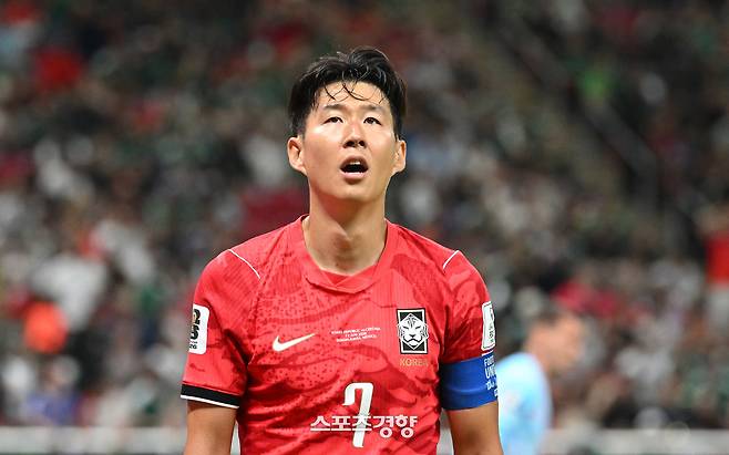 [OSEN=과달라하라(멕시코), 이대선 기자] 12일 (한국시간) 멕시코 에스타디오 과달라하라에서 2026 국제축구연맹(FIFA) 북중미 월드컵 A조 조별리그 1차전 대한민국과 체코의 경기가 열렸다.대표팀은 체코전을 시작으로 19일 개최국 멕시코와 같은 장소에서 격돌한 뒤, 25일 몬테레이 BBVA 스타디움에서 남아프리카공화국과 최종전을 치른다.손흥민이 슈팅이 빗나가자 아쉬워 하고 있다. 2026.06.12 사포판(멕시코)=사진공동취재단