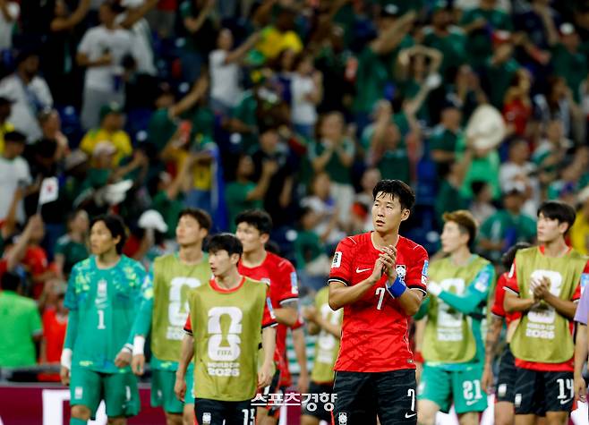 한국 축구대표팀 손흥민이 25일 (한국 시간)  멕시코 몬테레이 스타디움에서 열린 2026 북중미 월드컵 조별리그 A조 남아프리카공화국과의 경기에서 패배 후 인사하고 있다. 2026.06.25 몬테레이(멕시코) | 문재원 기자