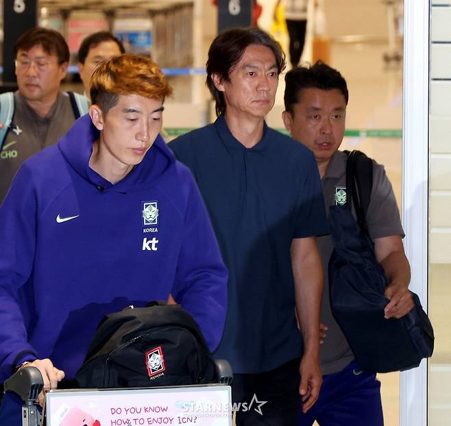2026 FIFA 북중미월드컵 조별예선에서 탈락하며 불명예 퇴진한 축구대표팀 홍명보 전 감독이 조현우, 이강인, 김민재 등 선수들과 함께 30일 오전 인천공항 제2청사를 통해 귀국하고 있다. /사진=강영조 선임기자