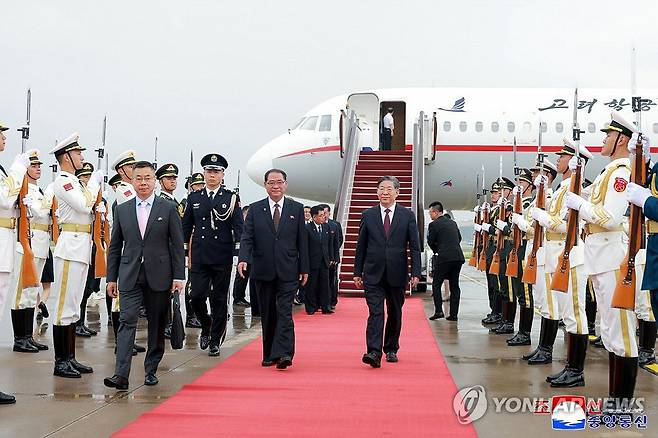북한 박태성 총리, 베이징 도착 (평양 조선중앙통신=연합뉴스) 박태성 북한 내각 총리를 단장으로 하는 북한 정부 대표단이 10일 베이징에 도착했다고 조선중앙통신이 11일 보도했다.[조선중앙통신 홈페이지 캡처] 2026.7.11 
    [국내에서만 사용가능. 재배포 금지. For Use Only in the Republic of Korea. No Redistribution] nkphoto@yna.co.kr