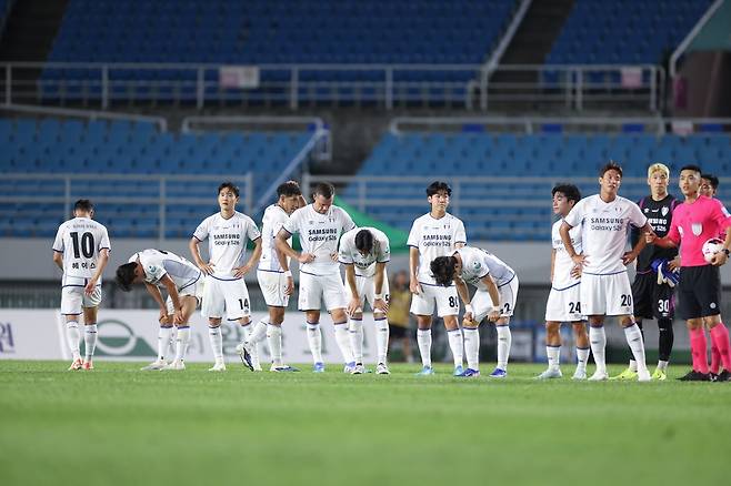 11일 안산 와스타디움에서 열린 나은행 K리그2 2026 17라운드 수원 삼성과 안산 그리너스FC의 경기에서 1-2로 역전패한 수원 선수들이 아쉬워하고 있다.