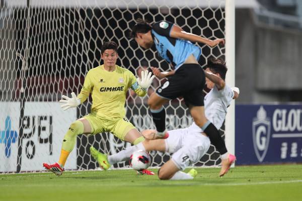 김해FC 최필수가 10일 천안종합운동장에서 열린 천안시티FC와 선방을 펼치고 있다. /프로축구연맹