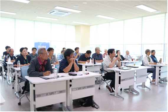 상주시 화동면 반곡1리 마을연구원이 내반지 산책길과 마을음악회를 연계한 실행계획을 발표하고 있다.