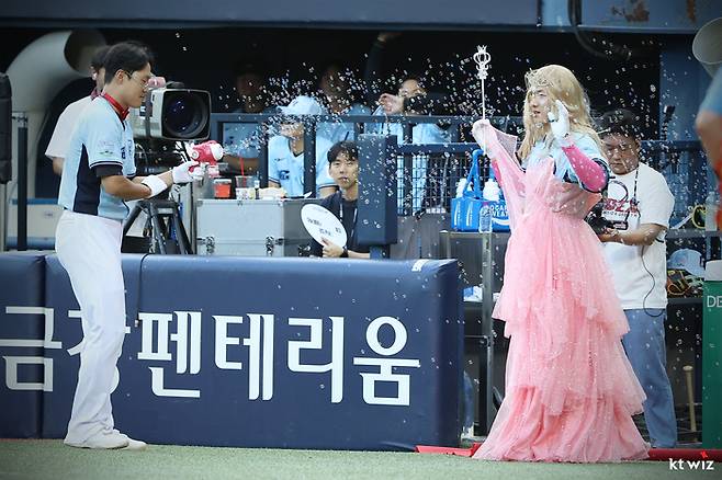 KT 최원준이 11일 서울 잠실구장에서 열린 2026 KBO리그 올스타전에서 ‘공주’ 퍼포먼스를 펼치고 있다. 사진 | KT 위즈