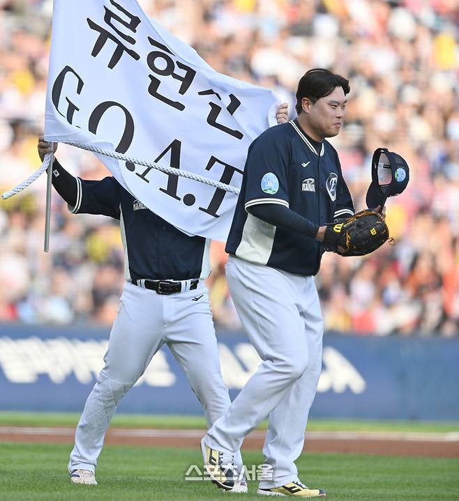 한화 류현진이 11일 서울 잠실구장에서 열린 2026 KBO 리그 올스타전에서 문현빈의 응원을 받으며 마운드에 오르고 있다. 잠실 | 최승섭기자 thunder@sportsseoul.com