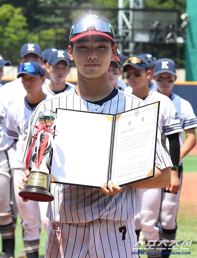 12일 서울 목동구장에서 열린 제81회 청룡기고교야구선수권대회 겸 주말리그 왕중왕전 결승전. 세광고가 우승을 차지했다. 최우수선수상 수상하는 세광고 서정휘. 목동=송정헌 기자songs@sportschosun.com/2026.07.12/