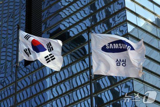 삼성전자 서초 사옥 앞에 깃발이 나부끼고 있다. 뉴스1