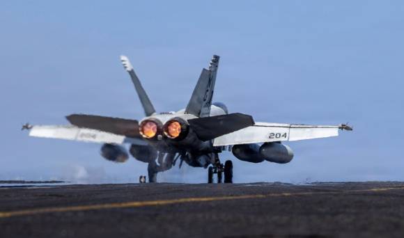 이란 공습작전 위해 미 항모 에이브러햄 링컨호에서 출격하는 F/A-18E 전투기 [사진=AP/연합뉴스]