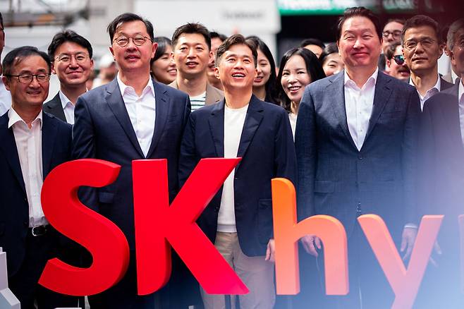 ▲ 곽노정 SK하이닉스 대표이사 사장이 지난 10일(현지시간) 미국 뉴욕 나스닥 시장에서 열린 상장 기념 개장식에 참석하고 있다. [로이터=연합뉴스]