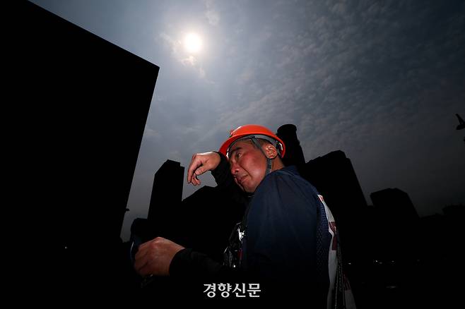 지난 1일 서울 광화문 광장에서 한 민주노총 조합원이 ‘2026 민주노총 폭염감시단 발족 및 계획 발표’ 기자회견 도중 땀을 닦고 있다. 이준헌 기자