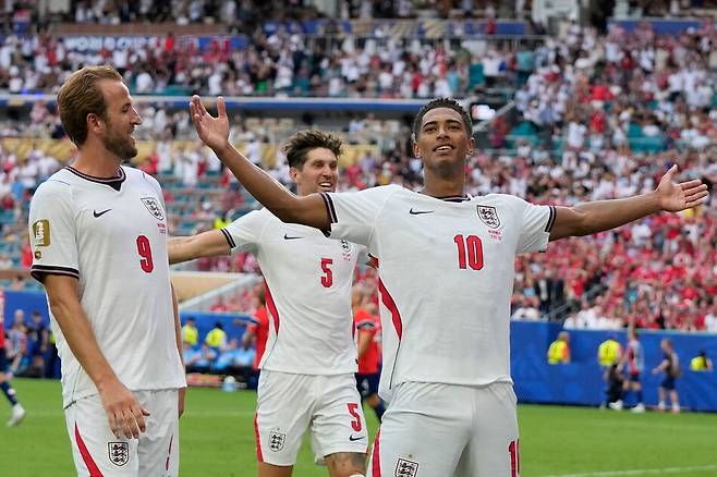 잉글랜드가 멀티콜을 터트린 주드 벨링엄(10번)의 맹활약에 힘입어 노르웨이를 2-1로 꺾고 4강에 올랐다. AP연합