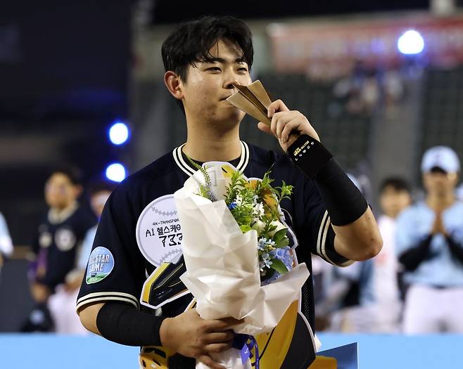 2026 KBO리그 올스타전 최우수선수(MVP)로 선정된 한화 이글스 허인서가 시상식에서 트로피에 입을 맞추고 있다. 연합뉴스