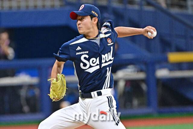 3일 서울 고척스카이돔에서 열린 '2026 신한 SOL BANK KBO리그' 키움 히어로즈와 두산 베어스 경기. 두산 최주형이 9회말 마운드에 올라 힘차게 투구하고 있다./마이데일리