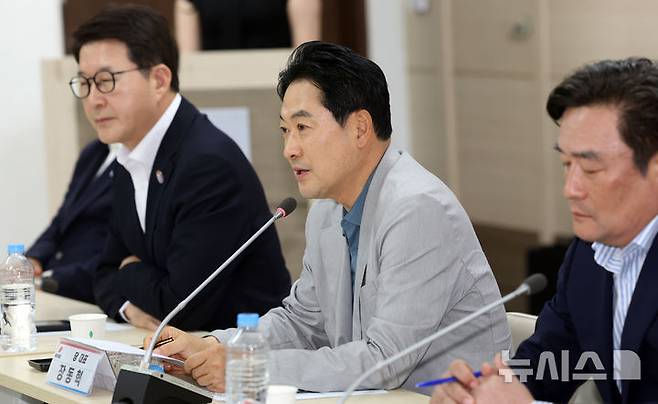 [부산=뉴시스] 하경민 기자 = 장동혁 국민의힘 대표가 12일 부산 수영구 국민의힘 부산시당에서 열린 '6·3 참정권 박탈 사태 부산·경남권 청년·대학생 현장 간담회'에 참석, 발언을 하고 있다. 2026.07.12. yulnetphoto@newsis.com