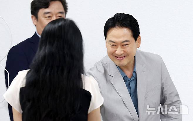 [부산=뉴시스] 하경민 기자 = 장동혁 국민의힘 대표가 12일 부산 수영구 국민의힘 부산시당에서 열린 '6·3 참정권 박탈 사태 부산·경남권 청년·대학생 현장 간담회'에 참석, 청년들과 인사하고 있다. 2026.07.12. yulnetphoto@newsis.com