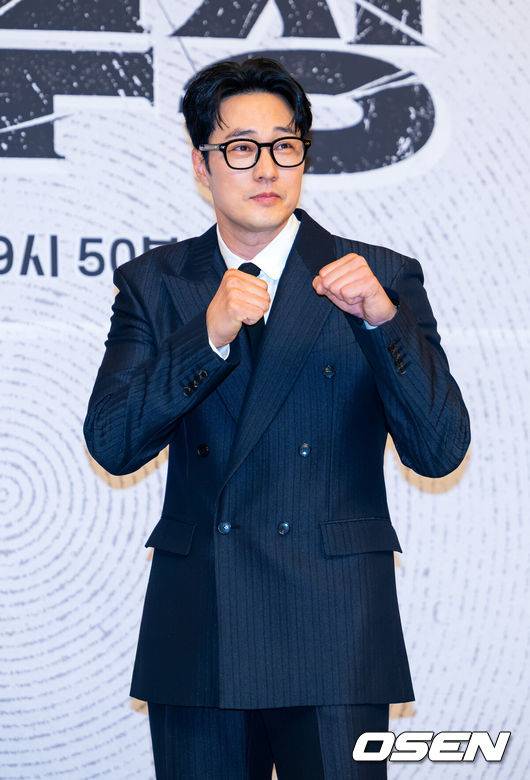 [OSEN=민경훈 기자] 25일 오후 서울 양천구 목동 SBS 방송센터 SBS홀에서 SBS 새 금토드라마 '김부장' 제작발표회가 열렸다.오는 26일 첫 방송 되는 ‘김부장’은 세상 가장 평범한 아빠가 하나뿐인 딸을 되찾기 위해 세상에서 가장 위험한 남자가 돼 싸우는 복수 액션극이다. 소지섭, 최대훈, 윤경호, 손나은, 김성규 등 화려한 출연진으로 관심을 모으고 있다.배우 소지섭이 입장하며 포즈를 취하고 있다. 2026.06.25 / rumi@osen.co.kr