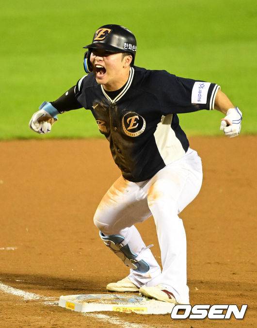 [OSEN=잠실, 지형준 기자] 11일 서울 잠실야구장에서 ‘2026 신한 SOL KBO 올스타전’이 진행됐다.1982년 개장 이후 마지막 잠실 올스타전에서 양의지, 류현진 등 베테랑들의 기록 도전과 27명의 첫 올스타 출전 신예들이 맞붙는 가운데, 나눔의 5연승과 드림의 7년 만의 승리 여부가 관심을 모은다.8회초 1사 2루에서 한화 문현빈이 1타점 적시 3루타를 날리며 포효하고 있다. 2026.07.11 / jpnews@osen.co.kr