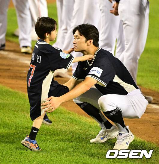 [OSEN=잠실, 지형준 기자] 나눔 올스타가 잠실구장 마지막 올스타전에서 승리했다. 나눔 올스타는 2022년 이후 5연승을 거뒀다.&nbsp;나눔 올스타는&nbsp;11일 서울 잠실구장에서 열린 ‘2026 KBO 올스타전’에서 드림&nbsp;올스타에 10-1로 승리했다.&nbsp;22안타를 몰아친 나눔 올스타는 역대 팀 최다 안타 신기록을 세웠다. 종전 기록은 2017년 드림 올스타의 19안타였다.&nbsp;허인서가 5타수 4안타 1타점, 문현빈이 5타수 4안타 1타점, 이도윤이 4타수 3안타 3타점으로 활약했다.&nbsp;LG 박해민이 아들과 즐거운 시간을 보내고 있다. 2026.07.11 / jpnews@osen.co.kr