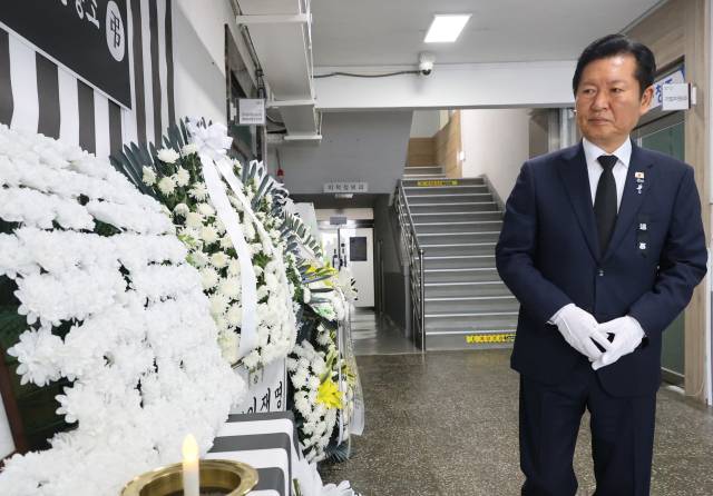 ▲정청래 더불어민주당 전 대표가 지난 11일 청주시청 임시청사에 마련된 오송 지하차도 참사 시민분향소를 찾아 헌화와 묵념으로 희생자들을 추모하고 있다. ⓒ연합뉴스