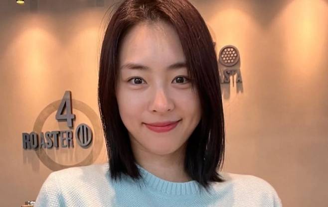 Actress Lee Yeon-hee shared a glimpse of her summer routine on her social media account, showing her spending quality time with her 2-year-old daughter. In the photo, Lee Yeon-hee is sitting with her daughter on her lap and smiling brightly; her daughter, who has grown significantly and takes after her mother, has drawn a lot of attention.Lee Yeon-hee married a non-celebrity in 2020 and has one daughter. She has previously expressed her love for her family by revealing her plans to have more children on television.Lee Yeon-hee also mentioned that she is working to balance her career and family life by sharing parenting tips with her fellow actress Choi Ji-woo. She is currently preparing to make her return to the small screen with her upcoming drama, Personal Taxi.