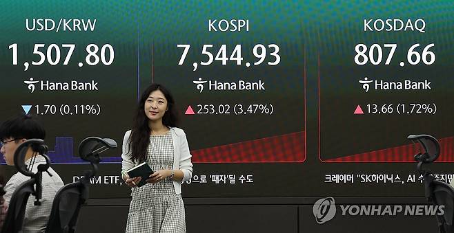 딜링룸 (서울=연합뉴스) 김주형 기자 = 지난 10일 서울 중구 하나은행 본점 딜링룸 현황판에 코스피와 코스닥, 원/달러 환율이 표시되고 있다. 
     2026.7.10 kjhpress@yna.co.kr