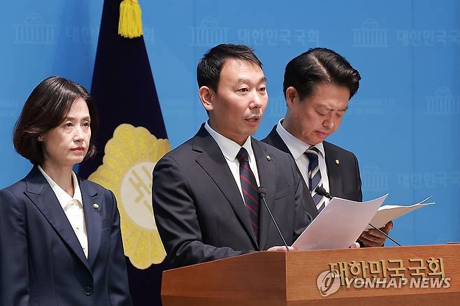조속한 형사소송법 개정 논의 촉구하는 민주당·조국혁신당 의원들 (서울=연합뉴스) 신현우 기자 = 더불어민주당 김용민·김영호, 조국혁신당 박은정 의원이 24일 국회 소통관에서 검찰개혁과 관련해 국무총리실 산하 검찰개혁추진단이 즉각 형사소송법 개정안 초안을 국회에 제출할 것을 촉구하고 있다. 2026.6.24 nowwego@yna.co.kr
