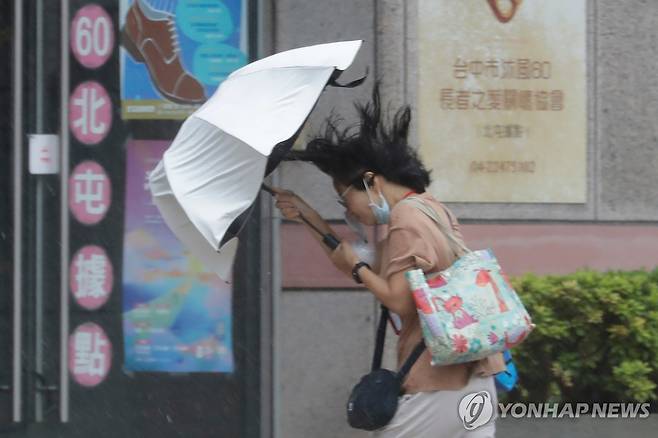 태풍 ''바비'' 덮친 대만 타이중 [AP=연합뉴스. 재판매 및 DB금지]
