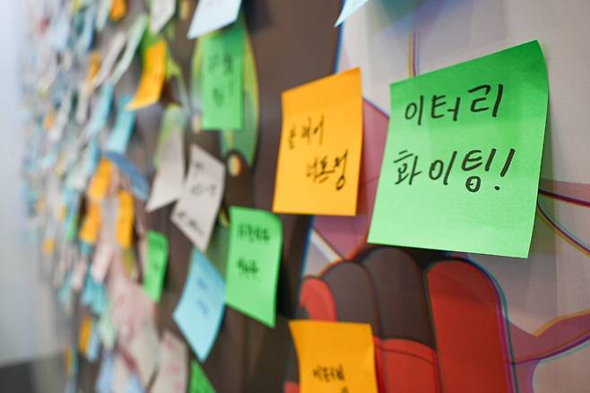 '이터리 화이팅!'     (대전=연합뉴스) 김주환 기자 = 11일 대전 유성구 대전컨벤션센터 제1전시장에서 열린 '이터널 리턴' 3주년 행사 현장에 팬들이 메모지에 적어 놓은 응원 문구가 붙어있다. 2026.7.11 jujuk@yna.co.kr