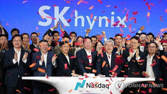 나스닥 ADR 거래 개시 알리는 SK하이닉스 (서울=연합뉴스) 10일 오전(현지시간) 미국 뉴욕 나스닥 마켓사이트에서 열린 '오프닝 벨' 행사에서 최태원 SK그룹 회장, 곽노정 SK하이닉스 CEO, 고승범 SK하이닉스 사외이사 겸 이사회 의장이 타종을 하며 나스닥 ADR 거래 개시를 알리고 있다. 2026.7.11 [SK하이닉스 제공. 재판매 및 DB 금지] photo@yna.co.kr