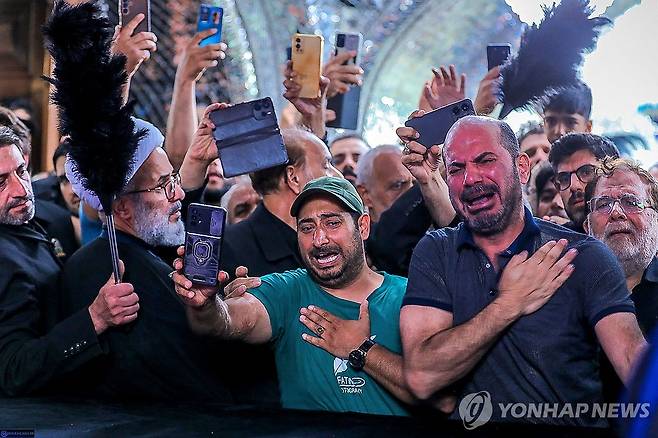 이란 전 최고지도자 아야톨라 세예드 알리 하메네이를 애도하는 이란인들 [AFP=연합뉴스 자료사진.재판매 및 DB 금지]