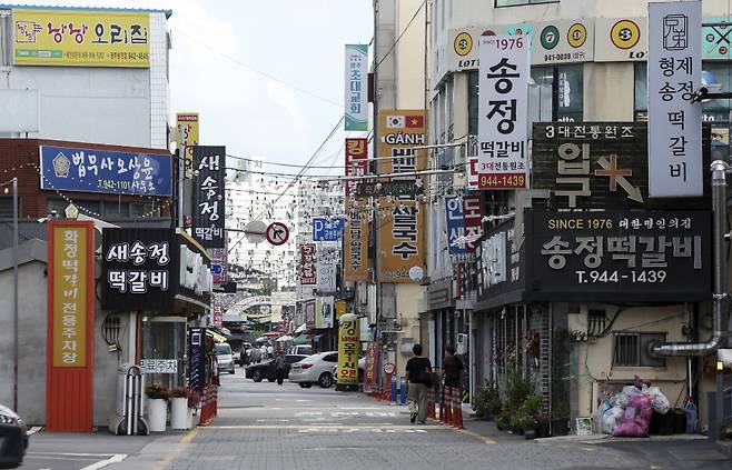 정부가 '3대 메가 프로젝트' 중 호남권 반도체 클러스터 조성 사업과 관련해 광주 군 공항 부지에 산단을 조성하기로 결정한 가운데 12일 전남광주 광산구 일대 먹자골목 전경. 고성준 기자 joonko1@(이투데이DB)