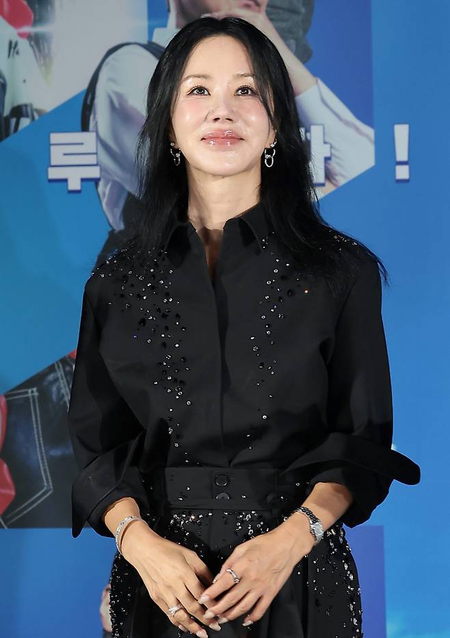 배우 엄정화가 13일 오전 서울 용산CGV에서 열린 영화 '오케이 마담2'(감독 이철하) 제작보고회에서 포즈를 취하고 있다.(사진=뉴스1)